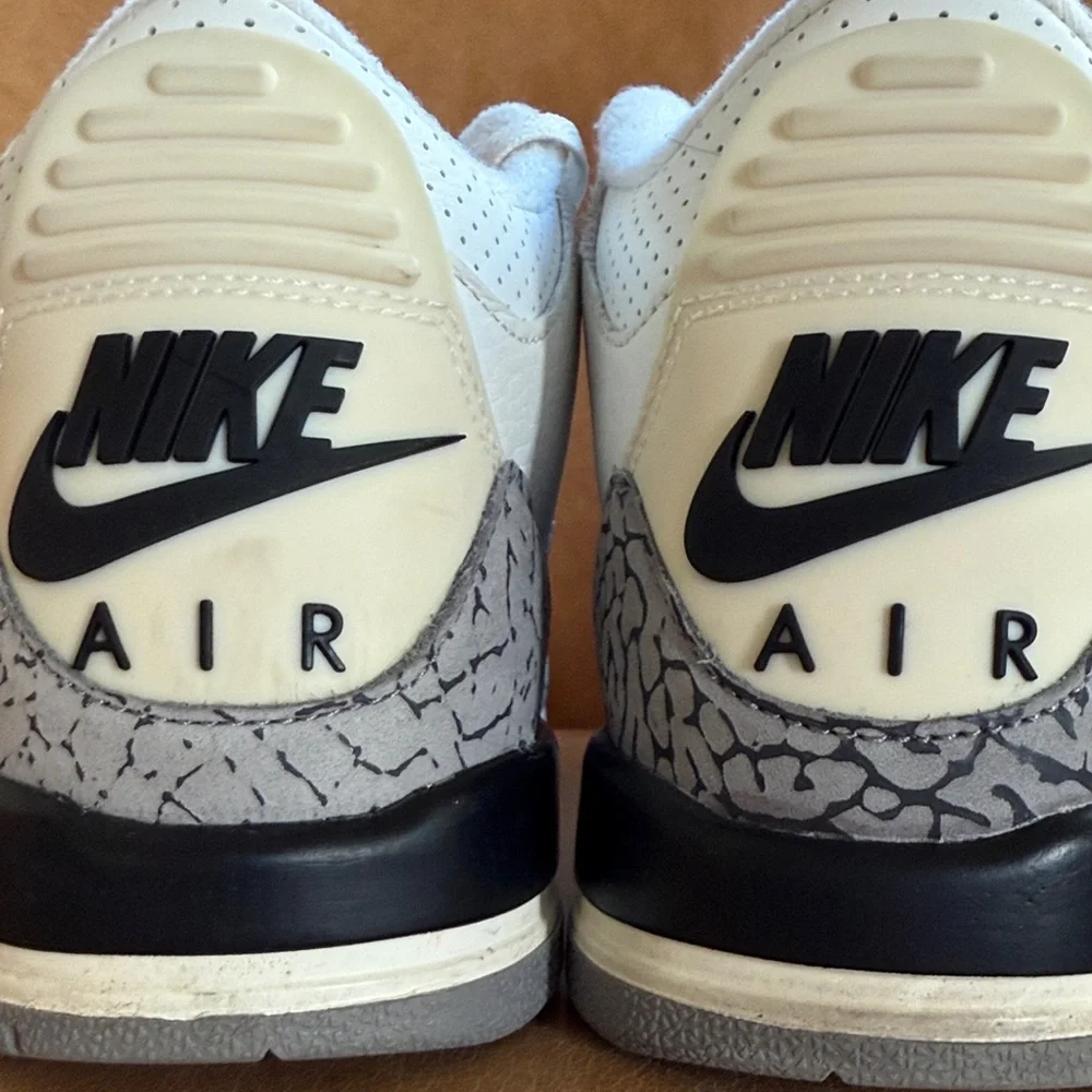 Retro Air Jordan 3 Summit Sneakers - Picture 4 of 8